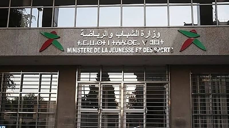 الإطاحة بمسؤولين كبار بوزارة الشباب والرياضة الجزائرية