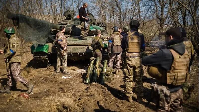 تحايل الروس على القصف بأغصان الأشجار والسجاد