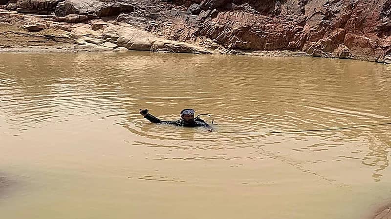 شاهد.. انتشال جثث 3 فتيات وطفل غرقوا في مستنقع مائي