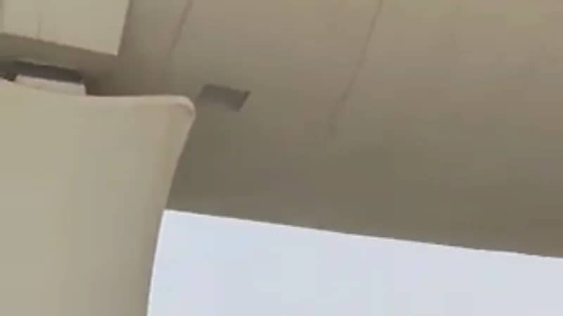 شاهد .. مقطع موثق للمكان الذي سقطت منه قطعة خرسانية على سيارة عائلية