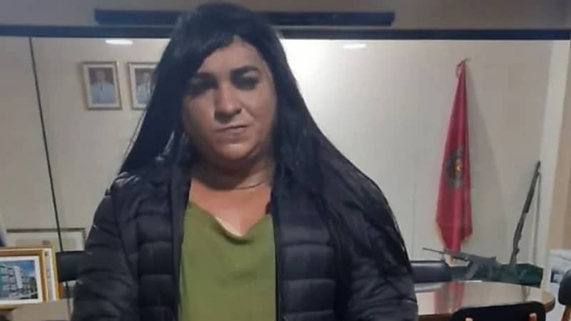 صورة لرجل يحاول دخول خيمة عرس للنساء متنكراً تثير الغضب