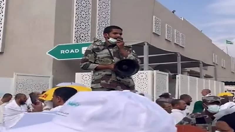 شاهد.. رجل أمن يردد التكبيرات بالقرب من جبل الرحمة والحجاج يرددون من خلفه