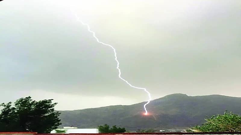 صاعقة رعدية تنهي حياة فتاة في العيدابي