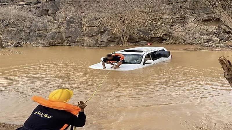 إنقاذ شخصين احتجزا في سيل بسد الواجب