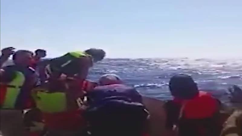 ‏"القبطان نايم".. لحظات صعبة لنجاة 100 لبناني من الغرق بأعجوبة (فيديو)
