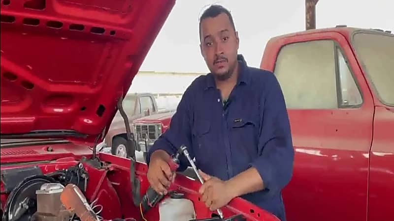 شاهد.. مواطن يحقق الأمان الوظيفي بدخل شهري 20 ألف ريال من إصلاح السيارات