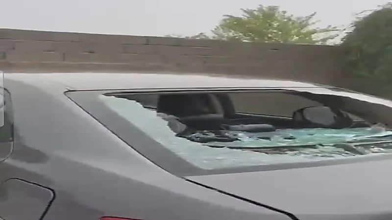 شاهد.. البرد يكسر زجاج السيارات بجازان