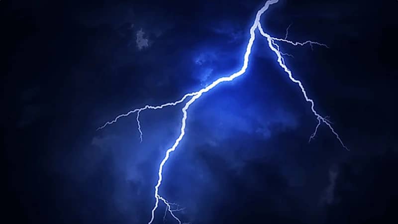 صاعقة "برق" تصرع 4 سيدات وطفلة من أسرة واحدة