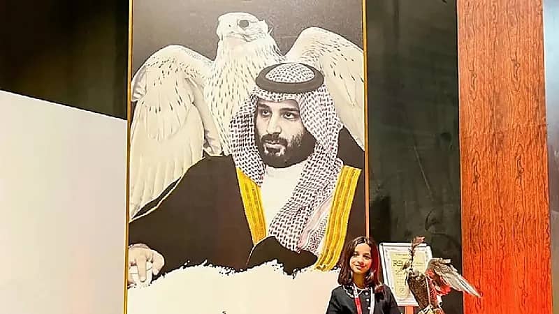 صورة لولي العهد مزينة بالذهب تجذب الأنظار بمعرض الصقور