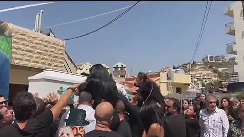 شاهد .. رقص بجثمان الفنان جورج الراسي على أنغام أغانيه