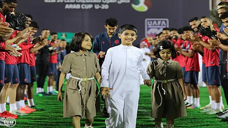 بالصور.. ضمك يكرم حامل حقائب أختيه 