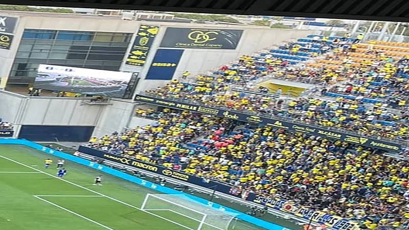 إيقاف مباراة برشلونة وقادش بسبب مشجع