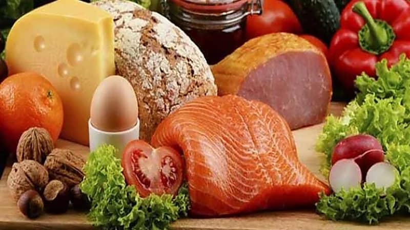 الغذاء والدواء تكشف الفرق بين المنتجات الغذائية الصحية والآمنة