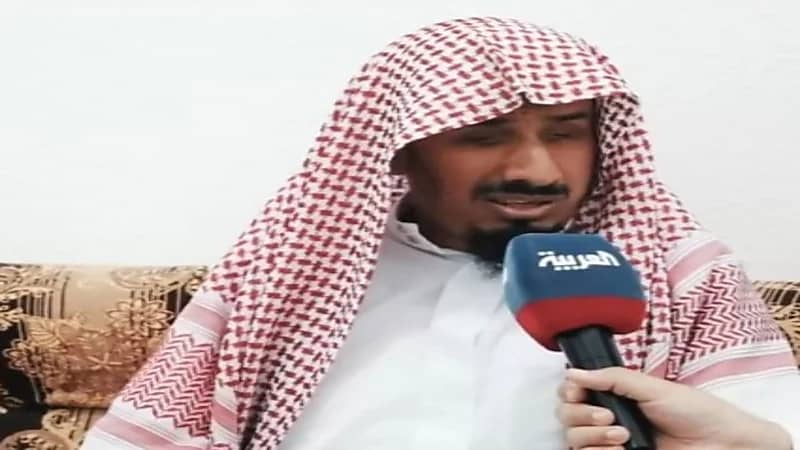 شاهد.. قصة مواطن كفيف نجح في مواصلة دراسته حتى أصبح معلما ووالدا لطفلين كفيفين 