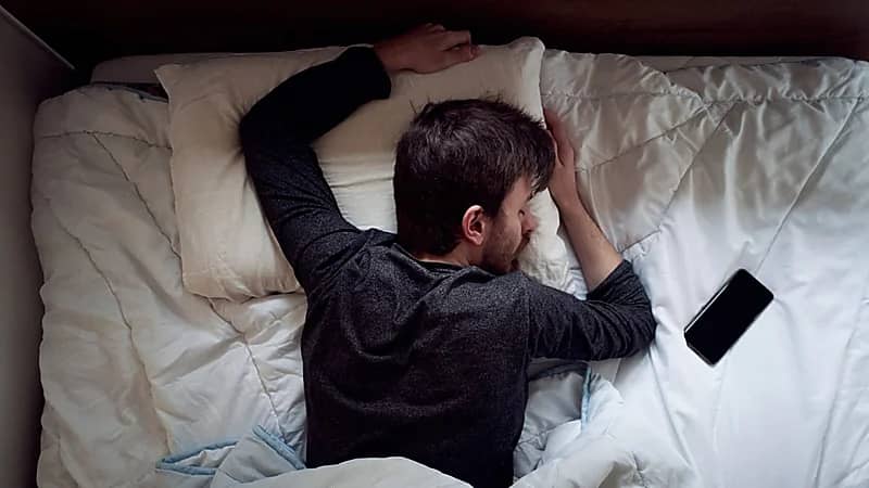 "مختصة" تحذر من عادات للنوم تتسبب في الإصابة بمرض لا أعراض ظاهرة له