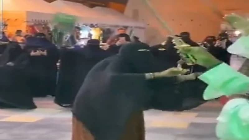 شاهد.. مسنة ترقص العرضة باستخدام السيف