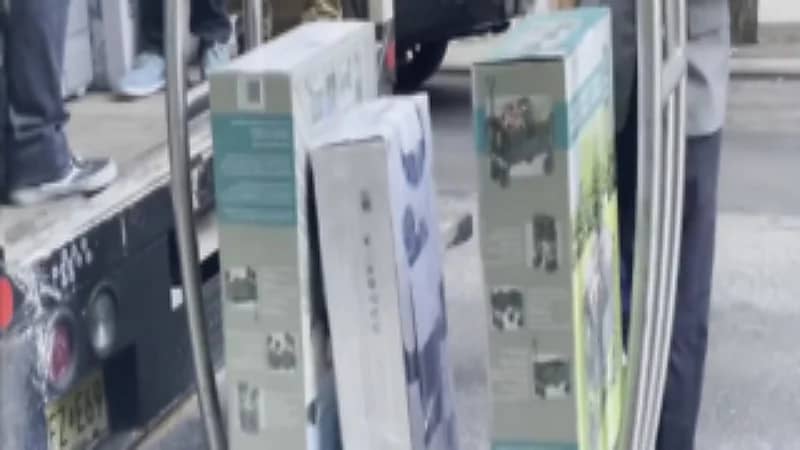 فيديو للرئيس الإيراني محملاً بشحنة من الهدايا التذكارية الأمريكية يثير ضجة