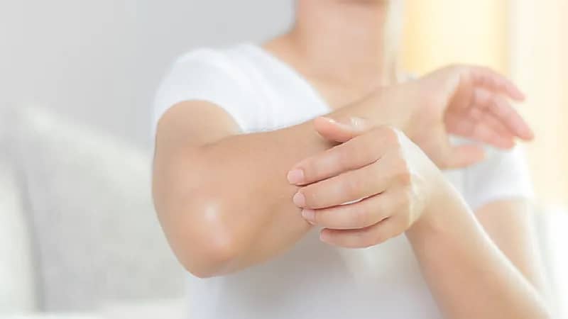 نصائح للحفاظ على الأكواع والكعوب من الجفاف في الخريف