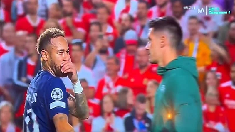 فيديو..مشادة بين نيمار وحكم لقاء باريس سان جيرمان وبنفيكا