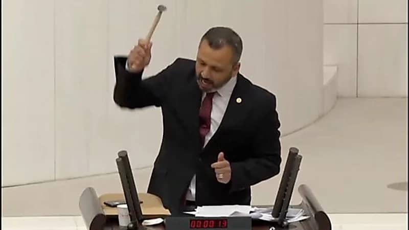 شاهد.. نائب تركي يحطم هاتفه احتجاجاً على قانون "مكافحة التضليل"