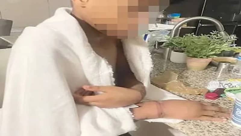 أم تتجرد من مشاعرها وتعذب أطفالها بطريقة بشعة