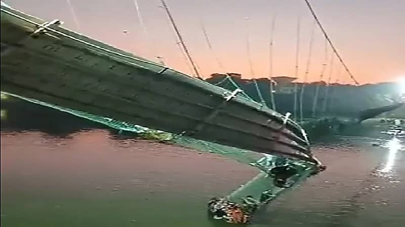 شاهد .. انهيار جسر معلق بالهند ومصرع 30 شخصاً على الأقل