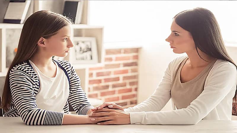 بالفيديو .. مستشارة توضح الطريقة المثلى للتعامل مع الابنة بسن المراهقة