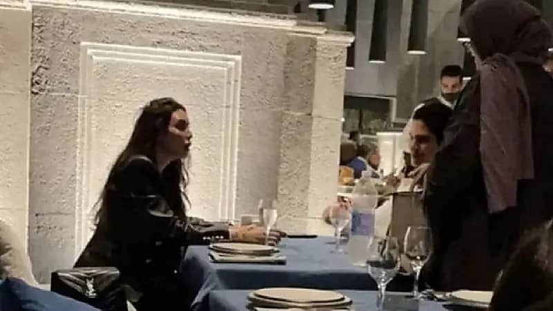 صورة لياسمين صبري مع أبو هشيمة في مطعم تثير الجدل