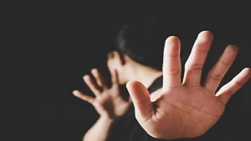 السجن 10 سنوات لمحاسب تحرش بزميلته في مول شهير