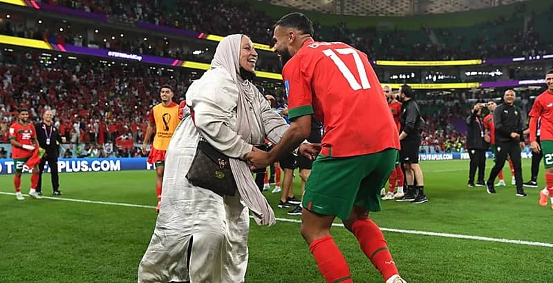 فيديو وصور .. بوفال ووالدته يخطفان الأضواء بعد الفوز التاريخي