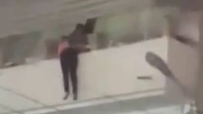 شاهد.. خادمة تحاول القفز من شقة رجل أعمال شهير 