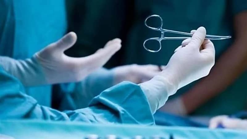 فريق طبي بالهفوف ينقذ حياة مريض بعد استئصال ورم من بطنه 