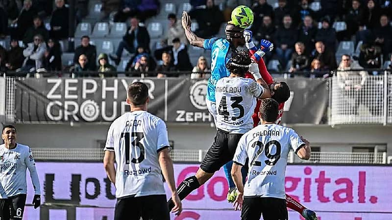 أوسيمين يتفوق على كريستيانو رونالدو بأعلى ارتقاء في الهواء