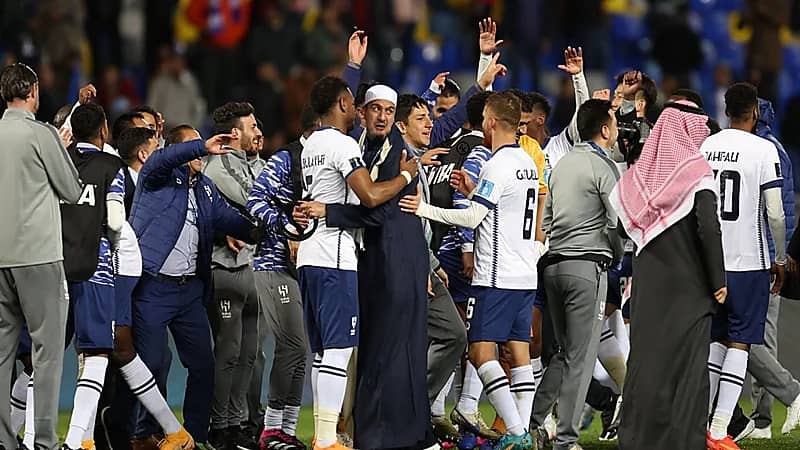 وزير الرياضة يقدم 500 ألف ريال لكل لاعب هلالي 