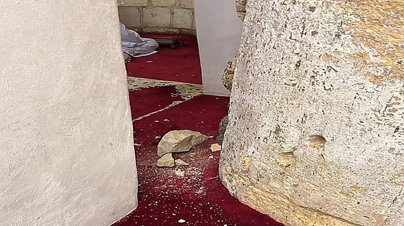 بالفيديو.. سقوط حجارة من جدران مصلى قبة الصخرة