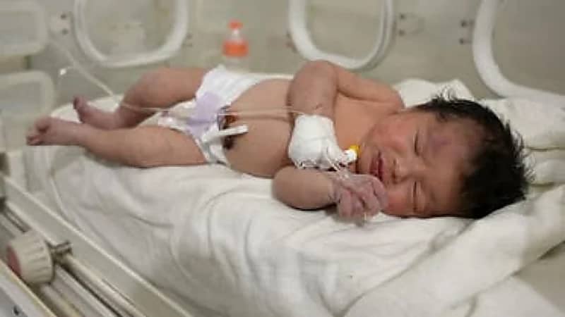 مسلحون سوريون يقتحمون مشفى مولودة أنقاض الزلزال