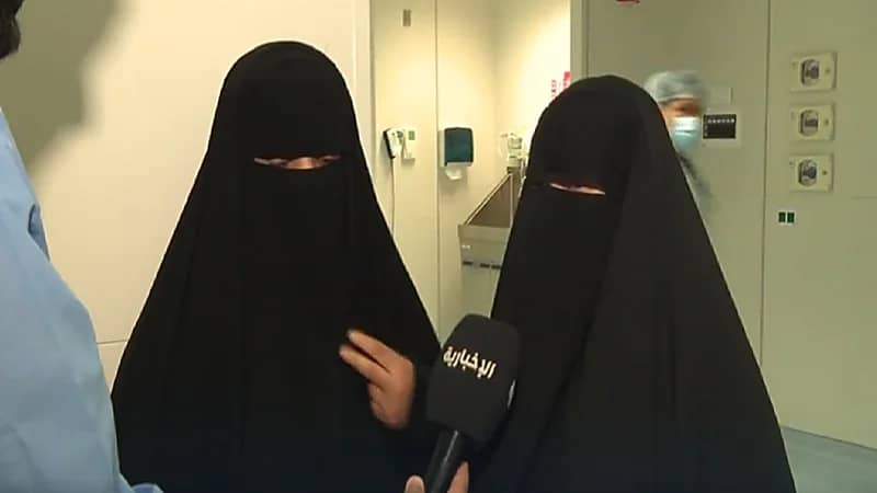 فيديو..مشاعر فرح لوالدة وجدة التوأم السيامي اليمني "سلمان وعبد الله"