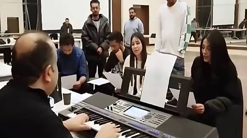 بالفيديو.. الأمير عبدالرحمن بن مساعد يعزف البيانو وأسيل عمران تغني