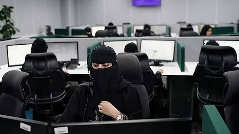 مستشارة أسرية توضح متى يؤثر العمل لفترات طويلة على العلاقة الزوجية