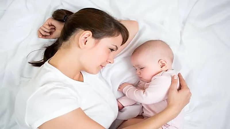 استشارية تكشف عن طرق تعامل الزوج مع زوجته في النفاس