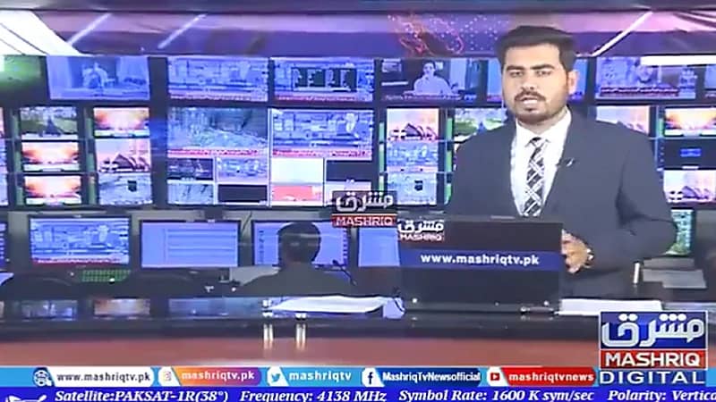 بالفيديو .. مذيع في باكستان ينقل خبر الزلزال خلال وقوعه