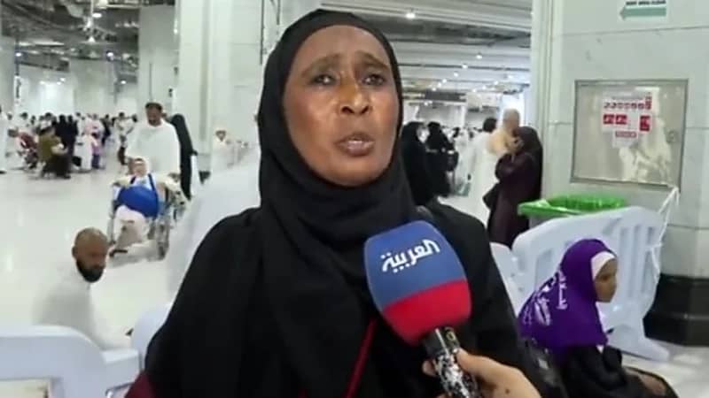 شاهد.. بكاء معتمرة سودانية تأثرا على أحداث الخرطوم 