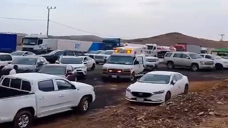 بالفيديو.. السيول توقف طريق جعبة جرب غرب بيشة