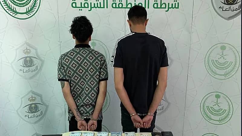 القبض على شخصين لترويجهما الحشيش بالقطيف