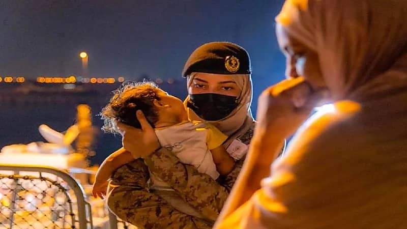 وزير الإعلام يُكرم مصور المجندة السعودية التي تحتضن رضيعًا