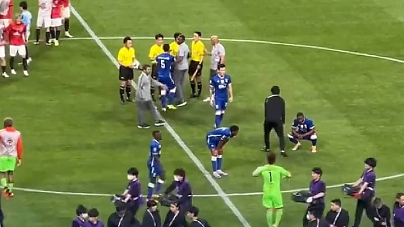 بالفيديو.. لاعبو الهلال يحتجون على الحكم الصيني بعد خسارة اللقب