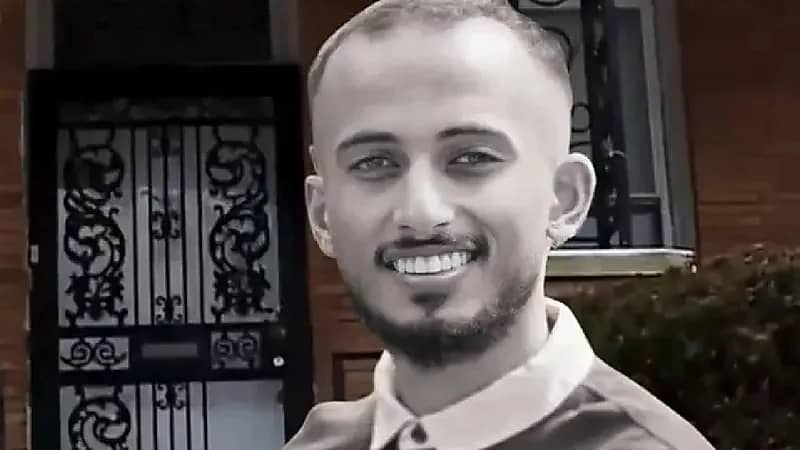 والد المبتعث المغدور يتسلم شهادة تخرجه من جامعة فيلادلفيا (فيديو)