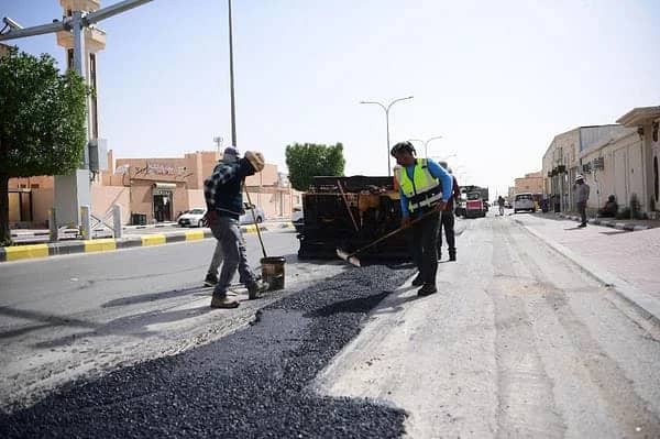 إلزام مقاولين مخالفين للشروط بإعادة سفلتة طرق بعنيزة