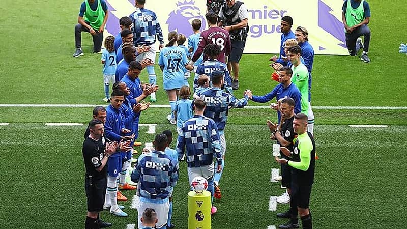 لاعبو تشيلسي ينظمون ممرا شرفيا لـ"مانشستر سيتي".. فيديو