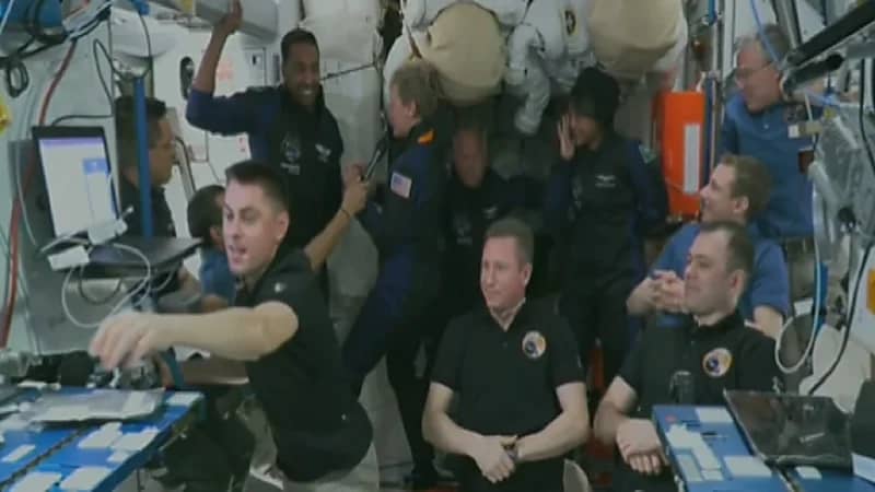 ناسا تمنح شعار رائد الفضاء لـ ريانة وعلى القرني .. فيديو